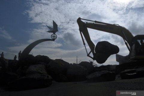 Penanggulangan abrasi di Monumen Merpati Perdamaian