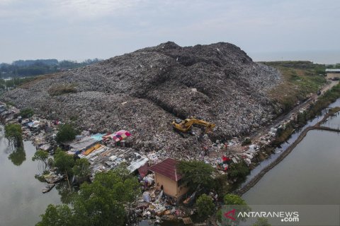 Tumpukan sampah melebihi kapasitas TPA