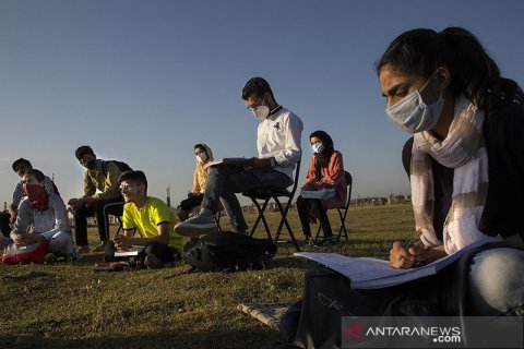 Lawan COVID-19, siswa belajar di kelas luar ruang