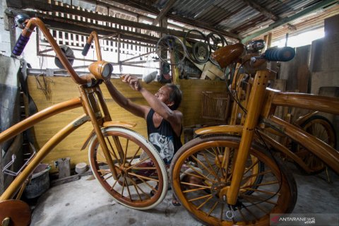 Kerajinan sepeda dari limbah kayu