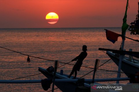 Menikmati matahari terbenam di dermaga Panarukan Situbondo