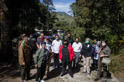 Kunjungan Menteri LHK di Taman Sakura Lawu