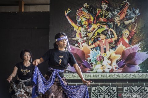 Latihan tari di tengah pandemi COVID-19