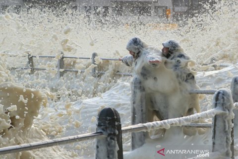 Busa air laut saat gelombang besar di Cape Town Afrika