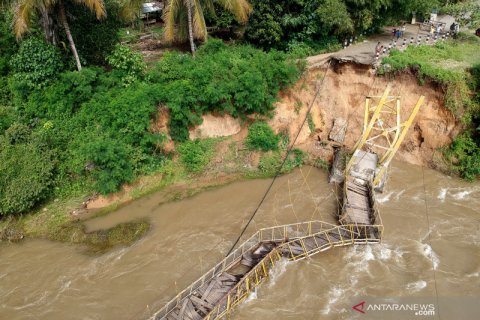 Jembatan gantung putus di Bone Bolango