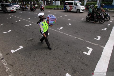 Penerapan jaga jarak kawasan traffic light