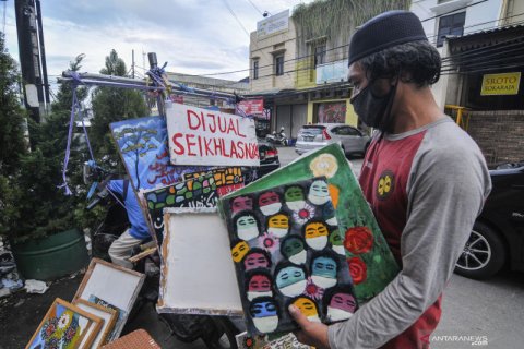 Untuk sambung hidup di tengah pandemi, pelukis jual karya seikhlasnya