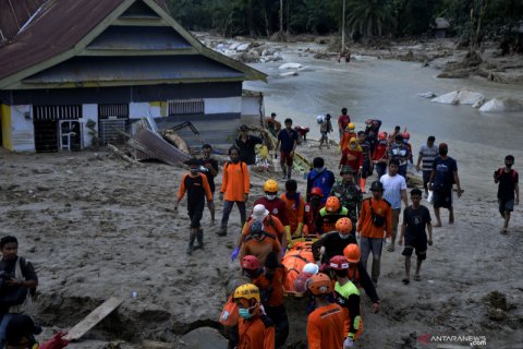 Evakuasi jenazah korban banjir bandang Luwu Utara
