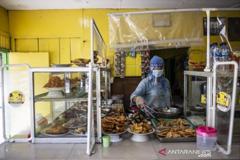 Penerapan protokol kesehatan di warteg