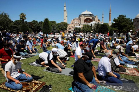 Suasana shalat Jumat perdana di Hagia Sophia