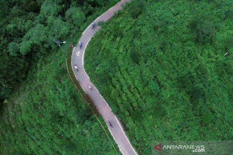 Menikmati pemandangan jalur sepeda di kawasan pedesaan China