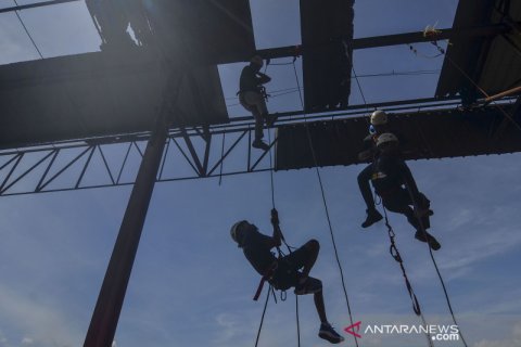 Latihan penyelamatan di ketinggian