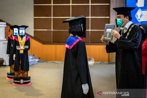Canggih, wisuda di UNDIP gunakan teknologi robot