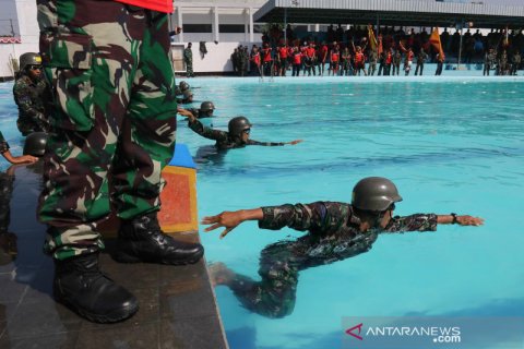 Prajurit Marinir ikuti lomba renang militer