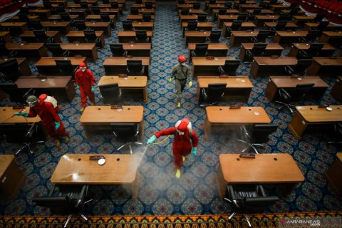 Penyemprotan disinfektan di kantor  DPRD DKI