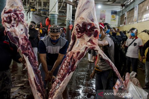 Warga Bandung berkurban di rumah pemotongan hewan