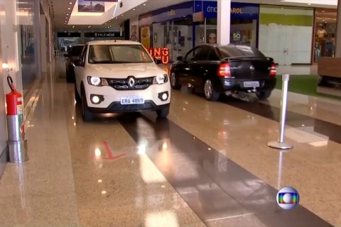 Berbelanja seraya berkendara di dalam mal