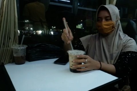 Sensasi menikmati kopi di cafe bus