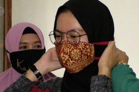 Kreasi masker songket pengantin yang menawan