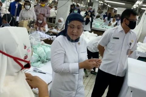 Menaker sosialisasi cegah COVID-19 kepada pekerja perempuan