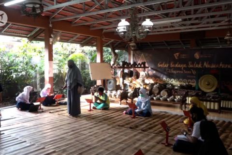 Menyediakan fasilitas internet gratis untuk keperluan belajar daring