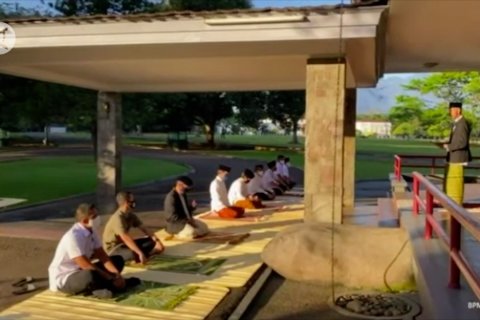 Presiden dan keluarga shalat Idul Adha di halaman Wisma Bayurini