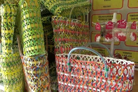 Membayar uang sekolah dengan sampah