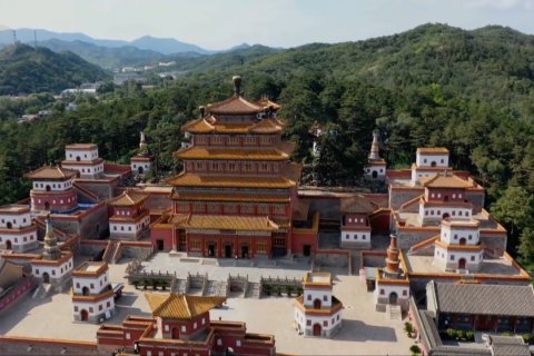 Eloknya pemandangan Kuil Puning di China utara