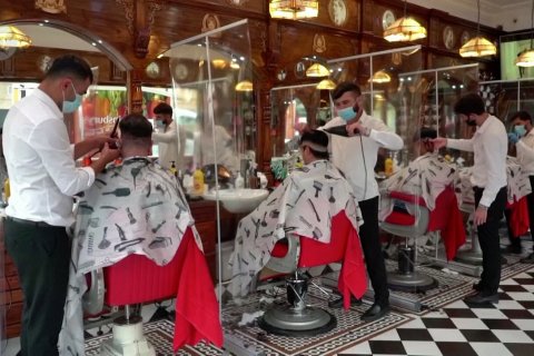 Kegirangan warga Inggris bisa potong rambut di salon