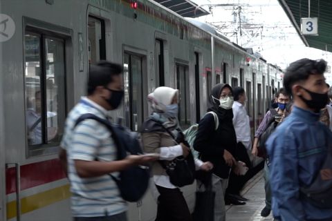 Begini suasana stasiun Manggarai di hari pertama perpanjangan PSBB Transisi