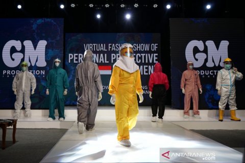 Peragaan busana APD COVID-19