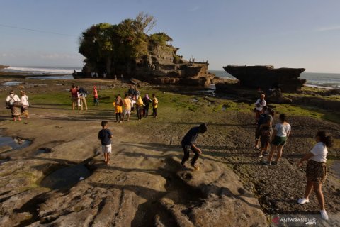 Wisatawan domestik berkunjung ke Tanah Lot