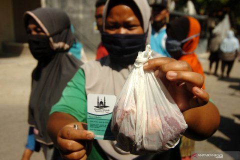 Pembagian daging kurban dengan sistem KTP Elektronik