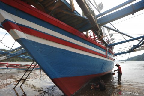 Perawatan kapal bagan nelayan