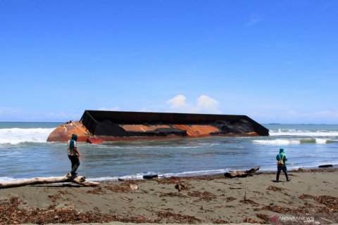 Kapal tongkang terdampar di Nagan Raya