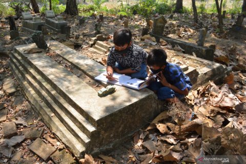 Pelajar Jombang belajar di makam karena susah mendapatkan sinyal