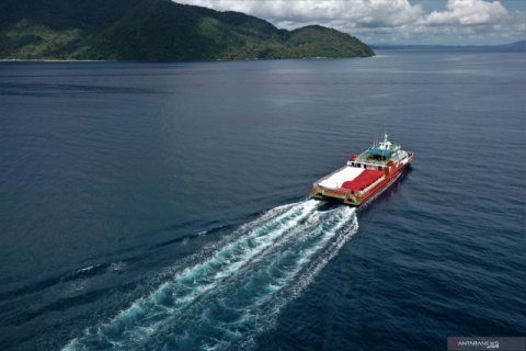 Pembentangan bendera merah putih raksasa di atas KN SAR Pacitan