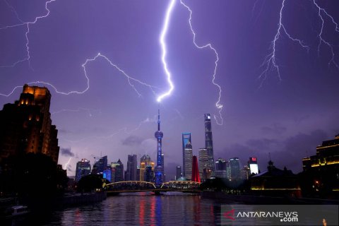 Petir menyambar cakrawala kota Shanghai