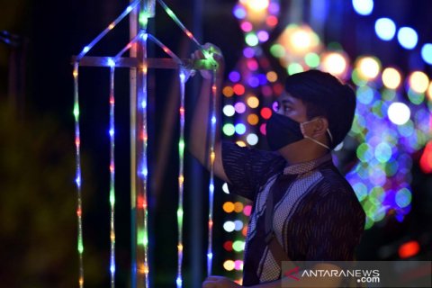 Warna-warni lampu hias sambut perayaan hut kemerdekaan RI