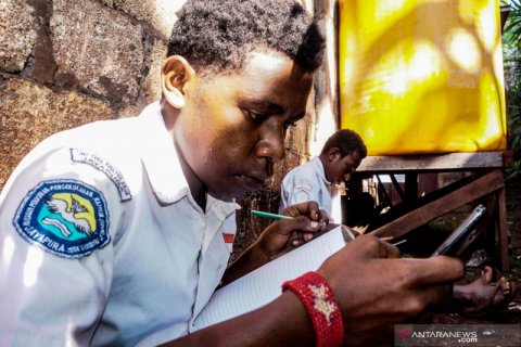 Pelajar di Papua wajib berseragam sekolah saar belajar daring