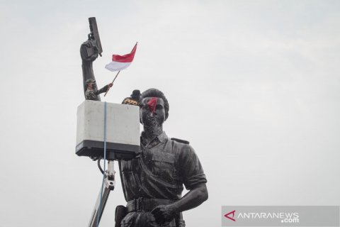 Jelang HUT ke-75 Kemerdekaan RI, TNI dan FKPPI bersihkan patung pahlawan nasional