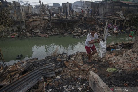 Kebakaran di permukiman padat penduduk di Tambora