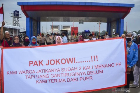 Warga blokade gerbang tol Jatikarya 2