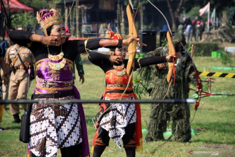 Atlet panahan berkostum Srikandi