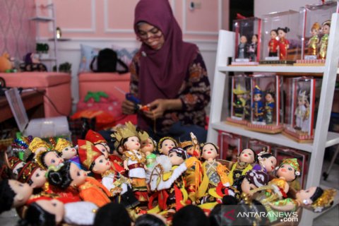 Kerajinan miniatur boneka adat nusantara