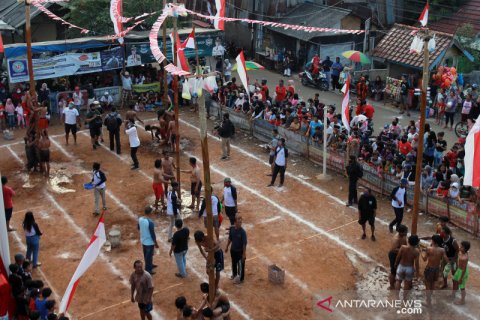 Lomba panjat pinang meriahkan HUT kemerdekaan RI