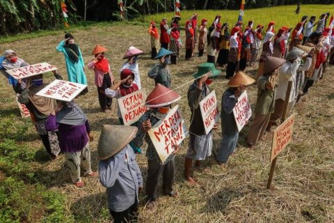Upacara peringatan HUT RI oleh para petani