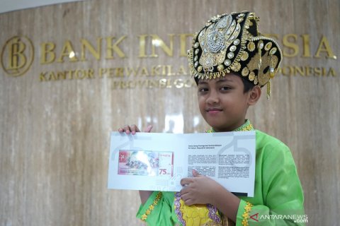 Bangganya seorang anak menjadi model di pecahan uang baru Rp75.000