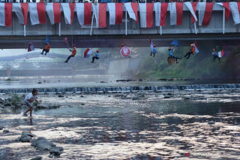 Aksi anggota SAR peringati kemerdekaan