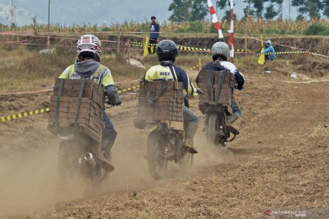 Lomba balap motor pengangkut bata merah
